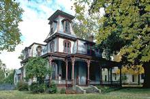 использование в отделке экстерьера серых цветов с коричневыми акцентами на доме с террасой